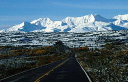 Alaska, Nordamerika, USA: Eine einsame Strae inmitten von Wildnis vor der schneebedeckten Alaska-Bergkette